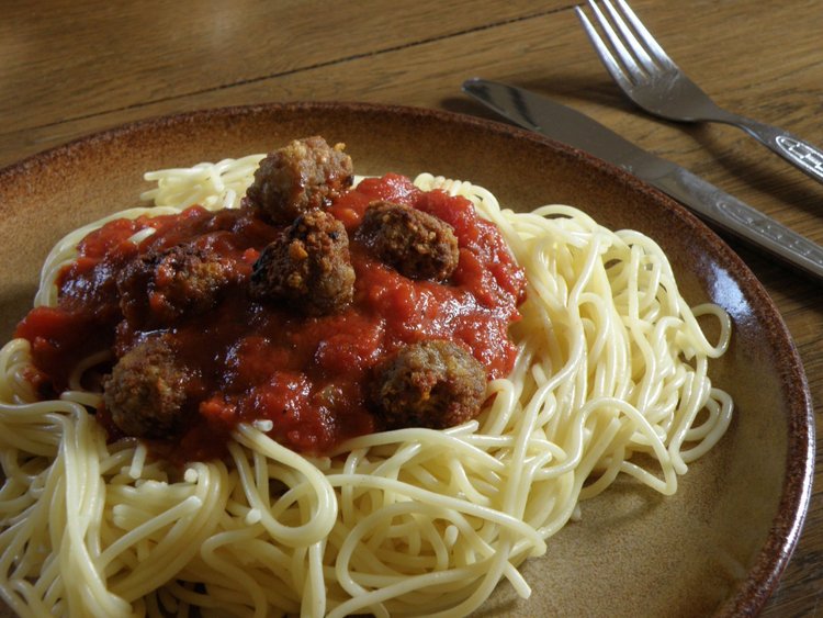 Makaron z pulpetami i sosem pomidorowym – prosty przepis krok po kroku