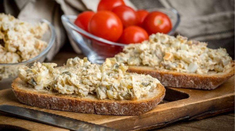 Przepyszna pasta z wędzonej makreli, ogórków kiszonych i cebuli