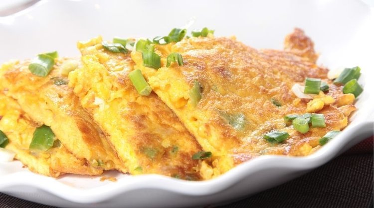 Puszysty omlet na śmietanie. Fantastyczne śniadanie z 3 składników