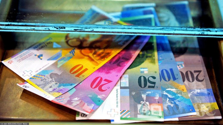 Kurs franka blisko 5 złotych, złotówka znowu słabnie. Frankowicze mają powody do zmartwień