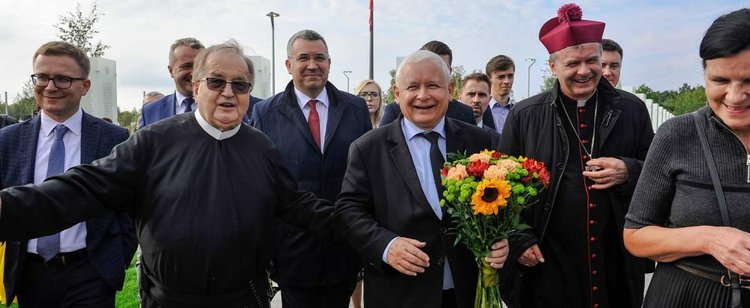 240 mln zł z resortów dla Rydzyka. Przelewy są potężne, kolejne kwoty wychodzą na jaw