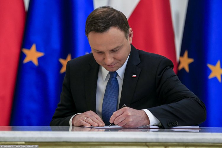 Prezydent podpisał ustawę obniżającą akcyzę na paliwa i prąd