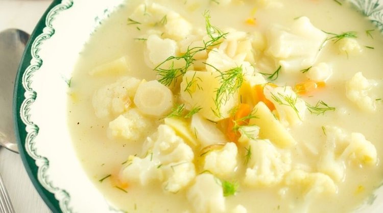 Rozgrzewająca zupa kalafiorowa z curry i imbirem