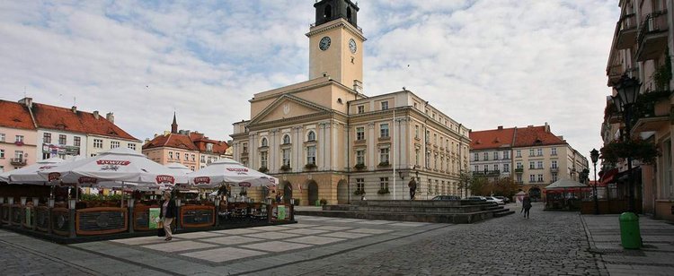 Najpierw 200 tys. zł na remont biura, teraz jeszcze nowa limuzyna. W tłumaczenie ratusza nie chcą wierzyć