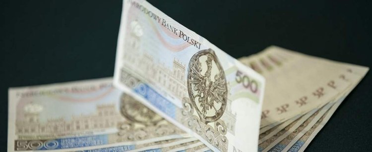 Nowe 500 plus wypłacą na smartfona. Z wnioskiem trzeba się jednak pospieszyć