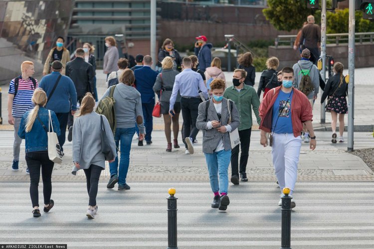 Czwarta fala już w Europie. Pierwsze kraje zaostrzają rygor