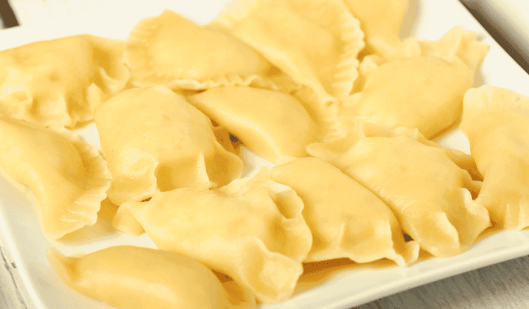 Jest równie ważna jak ciasto i farsz. 4 najlepsze okrasy do pierogów