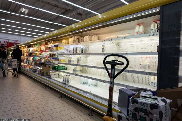 Puste półki w sklepach, brakuje najpotrzebniejszych produktów spożywczych. Przygraniczne sklepy z problemami