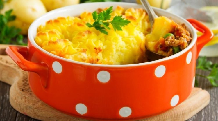 Przepis na fantastyczną zapiekankę pasterską. Sycący obiad z tłuczonymi ziemniakami