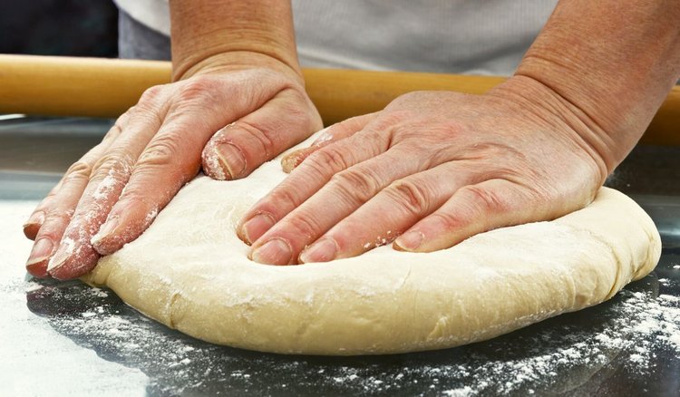 Jak zrobić elastyczne ciasto na pierogi? Wystarczy sięgnąć po 1 dodatek