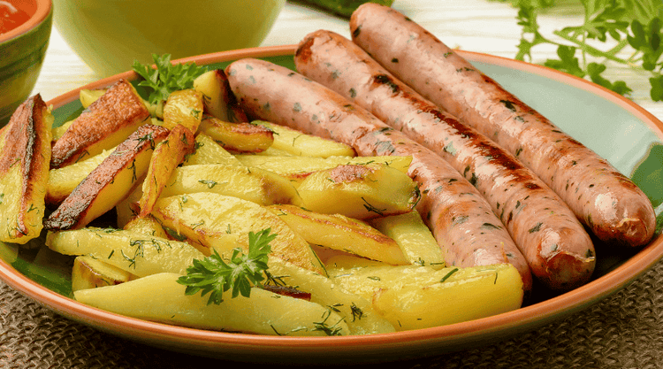  Biała kiełbasa pieczona z ziemniakami. Klasyczny przepis 