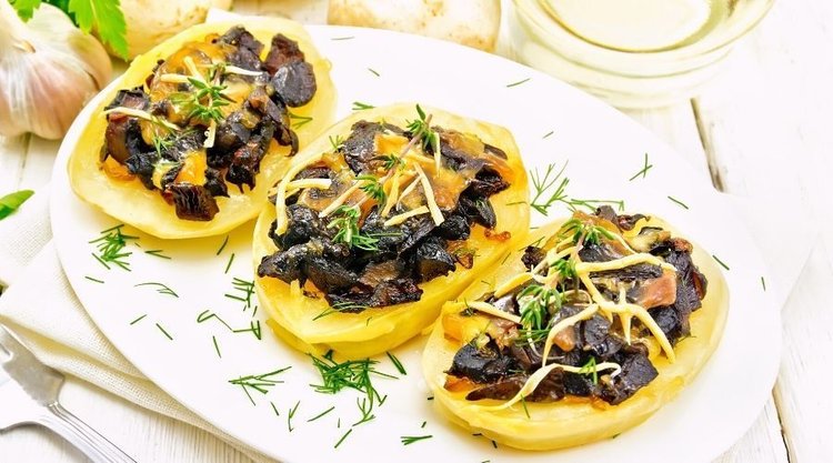 Nieziemsko pyszne pieczone ziemniaki z farszem z pieczarek