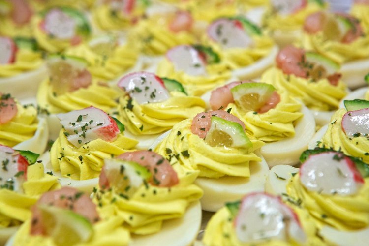 Idealne na Wielkanoc - faszerowane jajka z niespodzianką