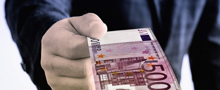 Darowizna – czym jest i jaki podatek trzeba zapłacić?