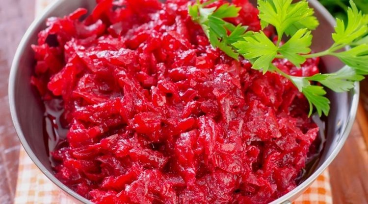 Prosty przepis na zasmażane buraczki z jabłkiem od Jakuba Kuronia 