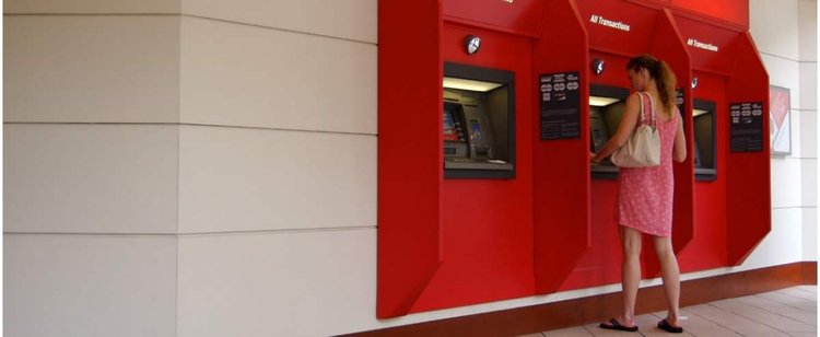 Kuriozalna awaria popularnego banku. Klienci mogli wypłacać z bankomatu dowolne kwoty