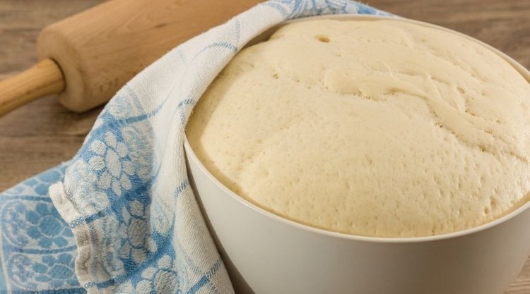 Najprostszy przepis na ciasto drożdżowe bez wyrabiania 