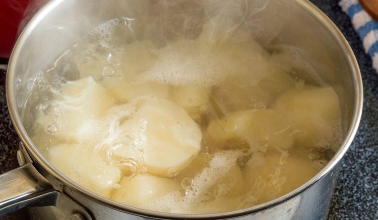 Nie uwierzysz, co Ojciec Grande dodawał do gotujących się ziemniaków. Można je jeść dosłownie same