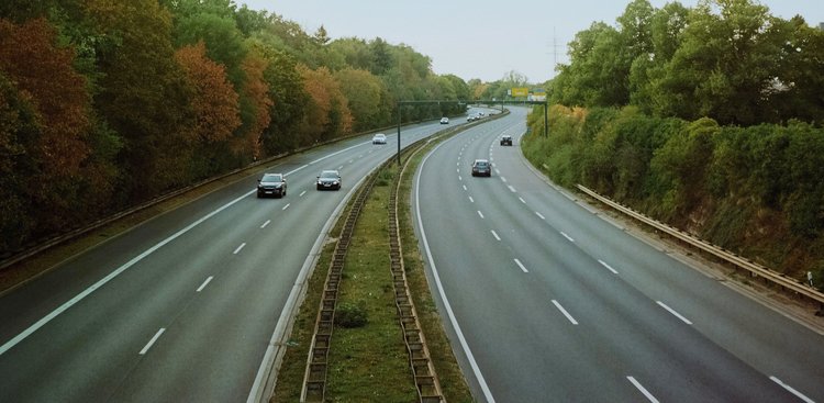 Przejazd płatnym odcinkiem autostrady. Kierowcy muszą pamiętać o opłacie w systemie e-TOLL