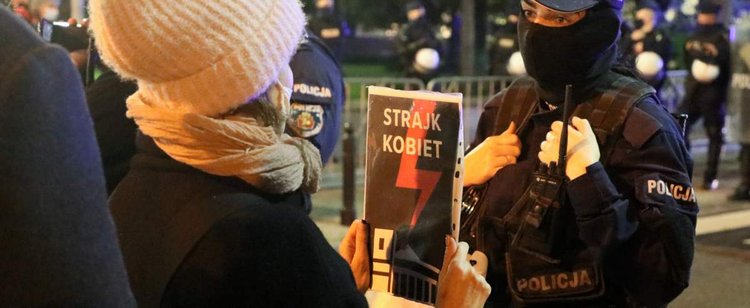 GW: Kaczyński chciał użyć siły wobec protestujących kobiet. Dramatyczne doniesienia