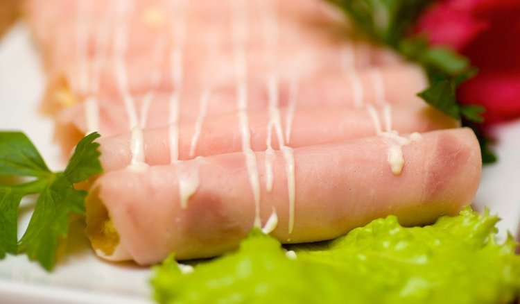 Szynkowe roladki z pastą jajeczną. 3 popularne sosy dodają im smaku