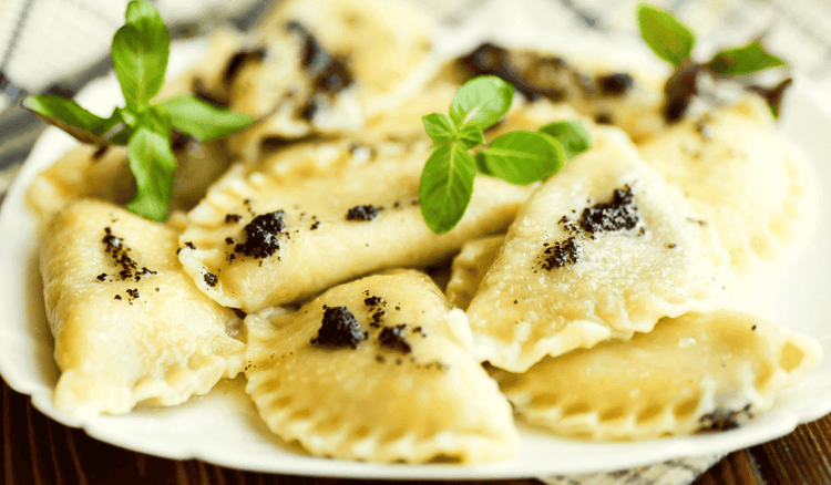 Wigilijne pierogi z makiem. Słodka wersja popularnego dania świetnie zastąpi drożdżowy wypiek
