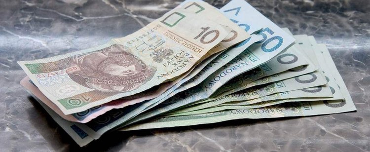 Nie będzie tak jak obiecywali. Na wyczekiwane zwroty zaliczek Polacy poczekają znacznie dłużej