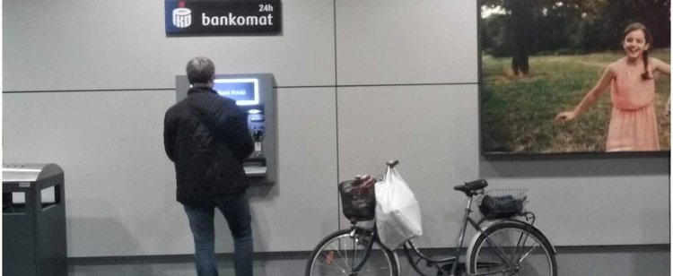 Polacy masowo wypłacają pieniądze z banków. Strach narasta coraz bardziej