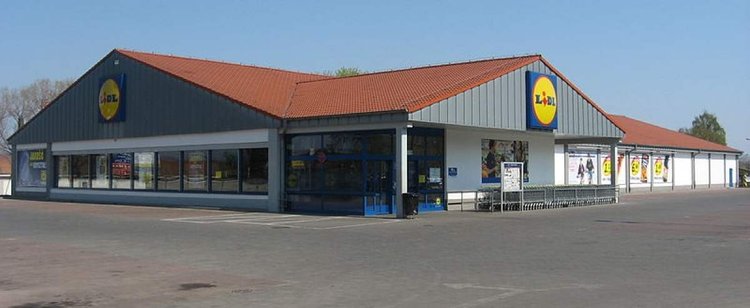 Kontrowersje wokół Lidla w Lublinie. Odświeżają zieleń zasłaniając stragan