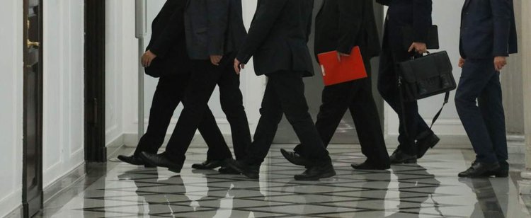 Politycy mogą liczyć na sowity wzrost pensji. W trudnych czasach nie zostaną na lodzie
