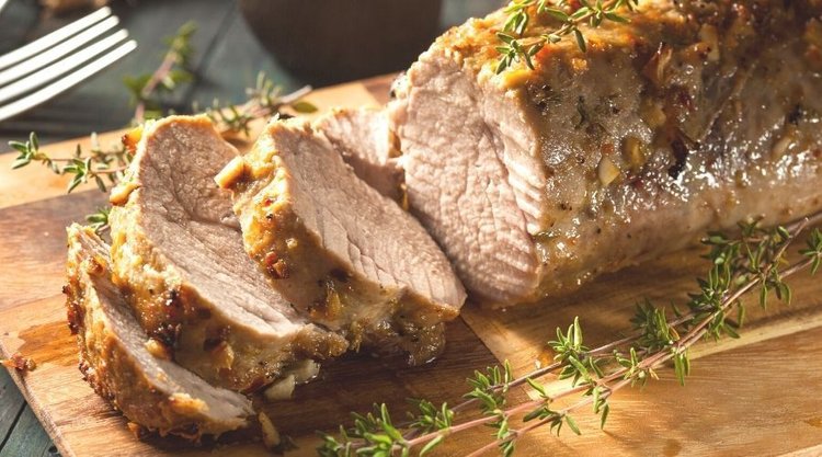 Prosty przepis na wieprzowinę pieczoną w sosie własnym - idealny pomysł na uroczysty obiad