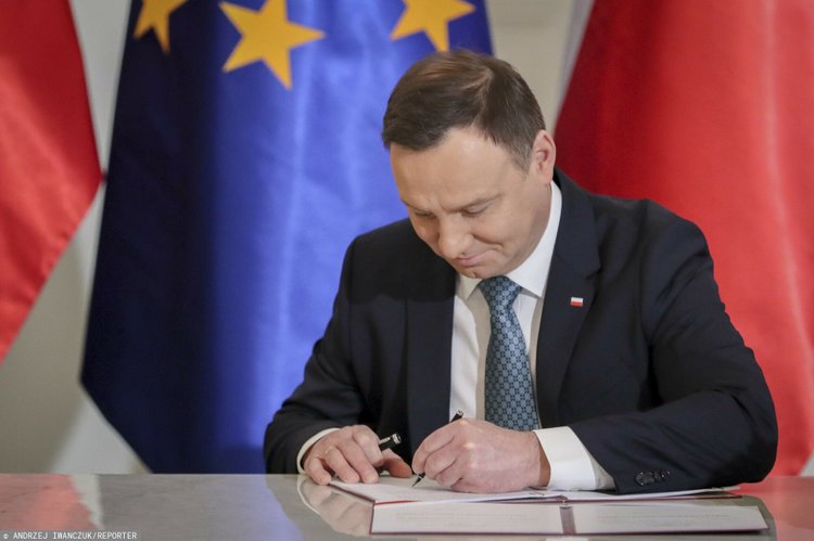 Nowe święto państwowe. Andrzej Duda podpisał ustawę. Czy zyskamy dodatkowy dzień wolny od pracy?