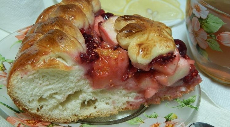 Wilgotne, nasączone owocami ciasto drożdżowe na jogurcie