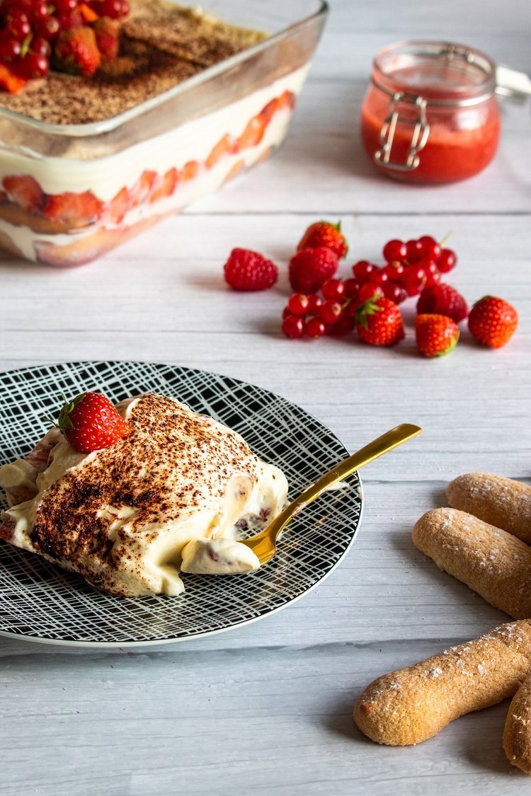 Obłędne ciasto tiramisu z truskawkami bez pieczenia