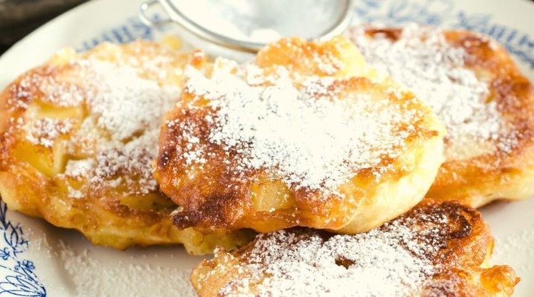 Przepis na racuchy drożdżowe z truskawkami. Puszysty przysmak o smaku lata