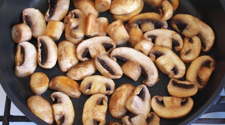 Jak smażyć pieczarki, żeby nie ściemniały? Pomoże prosty patent