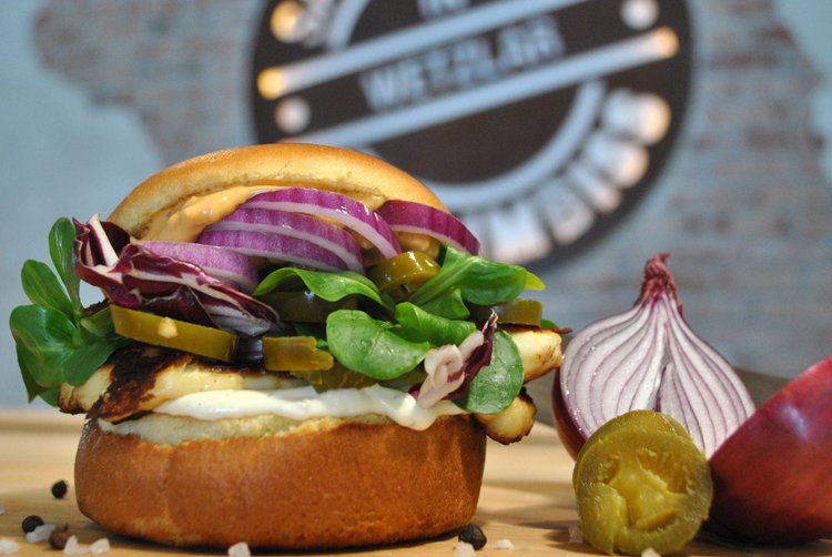 Wegetariańskie burgery z grillowanym serem halloumi
