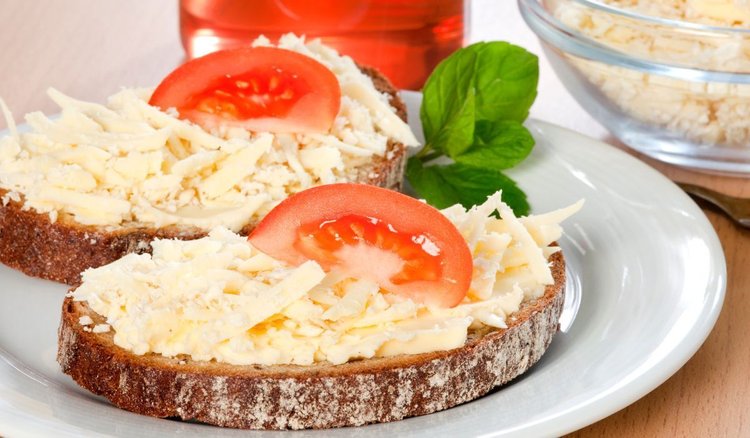 Aromatyczna pasta serowa do pieczywa. Koniec z nudnymi kanapkami