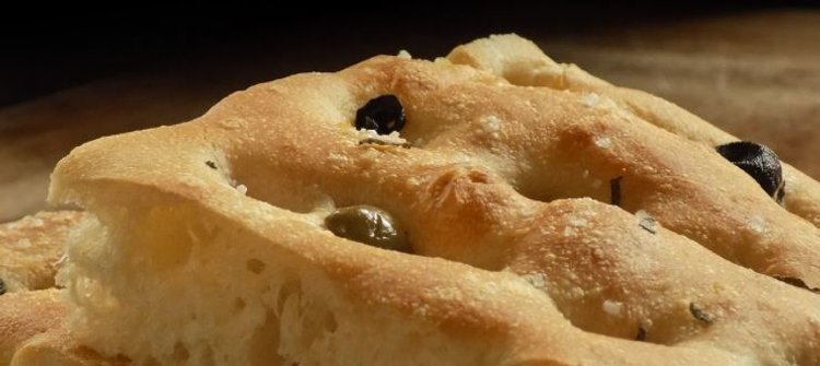 Wykwintna focaccia z oliwkami prosto z Włoch. Smak Italii we własnym domu