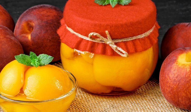 Babcia Ewa zdradziła sposób na domowe brzoskwinie w syropie. Robi je z 4 składników, niezapomniany smak