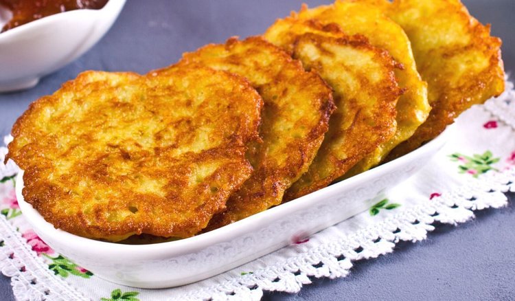 Obłędne placki ziemniaczane ze śmietaną. Nie ma szans, że ściemnieją