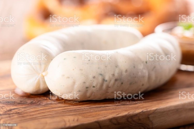 Pieczona biała kiełbasa z cebulą i pieczarkami