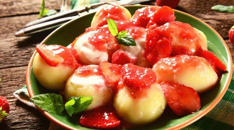 Puszyste i przepyszne knedle z truskawkami. Najlepszy smak sezonu