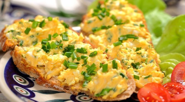 Obłędna pasta jajeczna z musztardą i szczypiorkiem. Idealna na kanapki