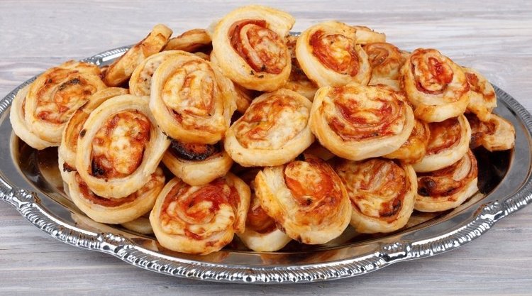 Idealna sylwestrowa przekąska - mini pizze z ciasta francuskiego