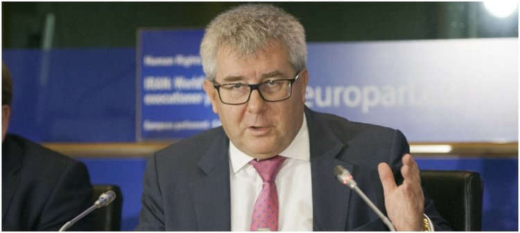 Ryszard Czarnecki najpierw groził pozwami, teraz musi oddać pieniądze. 100 tys. euro za kilometrówki