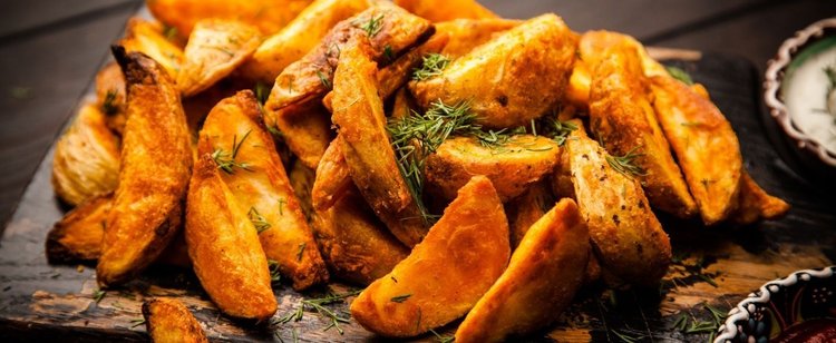 Idealnie chrupiące pieczone ziemniaki w zaledwie 20 min. Szef kuchni zdradził trik, jak zrobić je w ekspresowym tempie