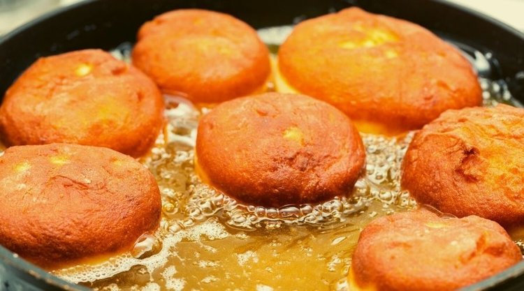 Co zrobić, żeby pączki nie pękały podczas smażenia?