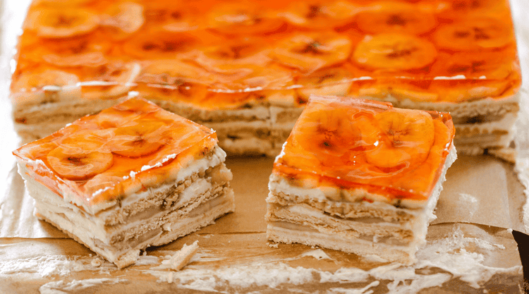 Obłędnie pyszne bananowe ciasto bez pieczenia z galaretką i herbatnikami 