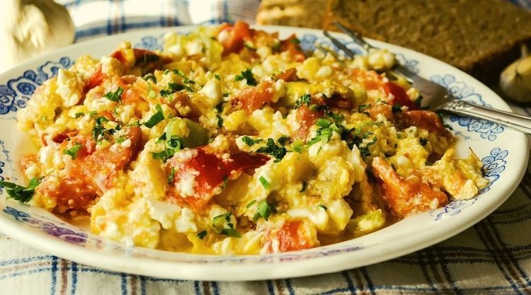 Apetyczna i aromatyczna jajecznica we włoskim stylu